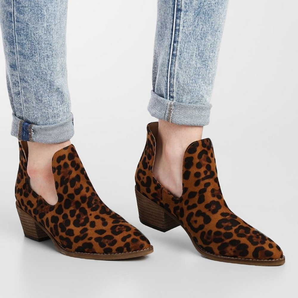 ARider Leopard Print Ankle Boot size 7 medium
